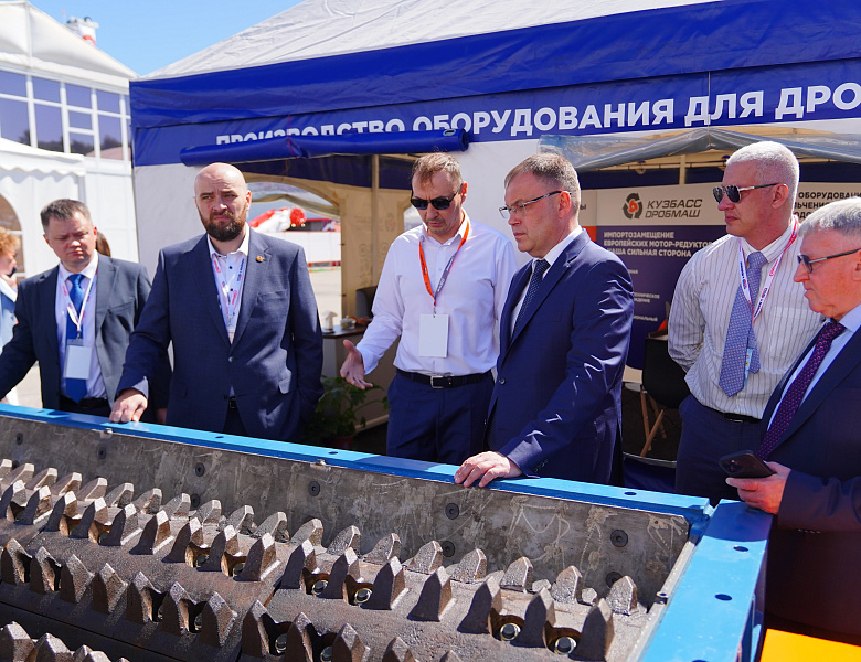 В Кузбассе открылся XXXIV горнопромышленный форум: участникам представили наработки в углехимии и первый 220-тонный БЕЛАЗ на газу
