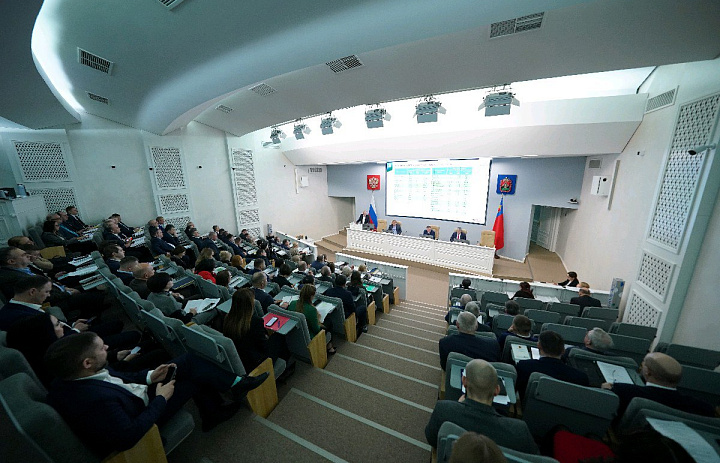 Губернатор Кузбасса Илья Середюк провел расширенное аппаратное совещание